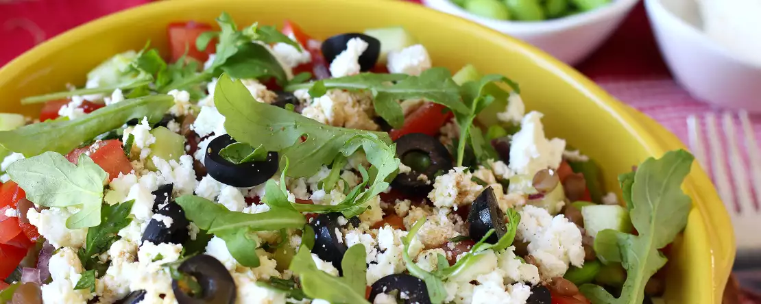 Salată de linte, feta și edamame cu legume crocante