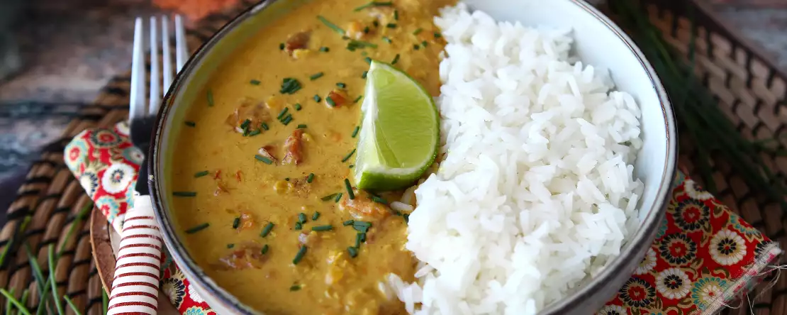 Curry de linte roșie cu lapte de cocos: o rețetă ușoară și cremoasă