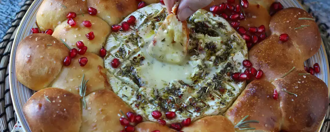 Pâine brioșă în formă de fulg, cu brie fondant