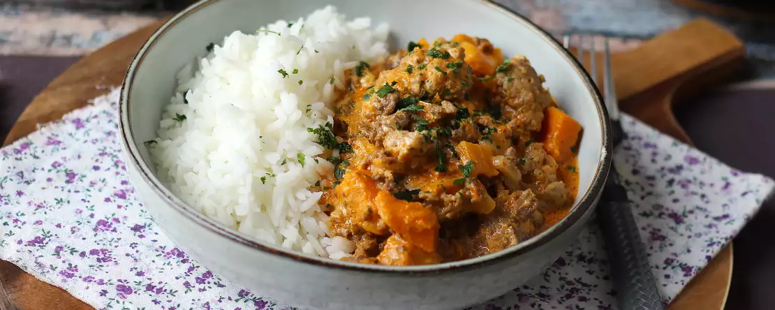 Mâncare într-o singură oală cu dovleac și carne tocată: cremoasă și reconfortantă
