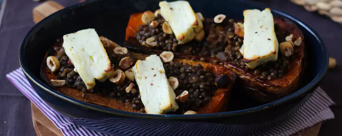 Dovleac butternut umplut cu linte și halloumi
