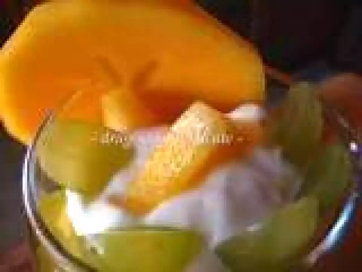 DESERT CU FRUCT DE KAKI, STRUGURI, IAURT GRECES, MIERE SI CEREALE