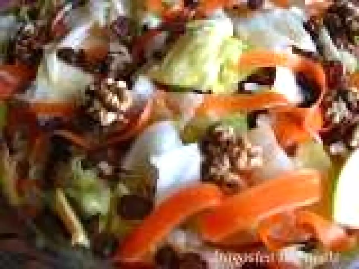 SALATA DE CRUDITATI CU NUCI SI STAFIDE