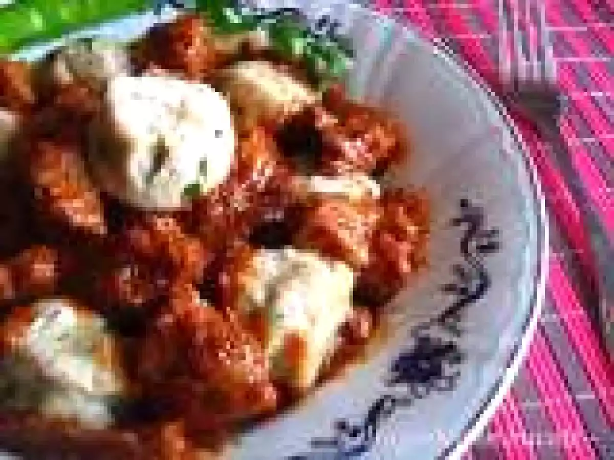 GULAS DE PORC CU GALUSTE DE PAINE