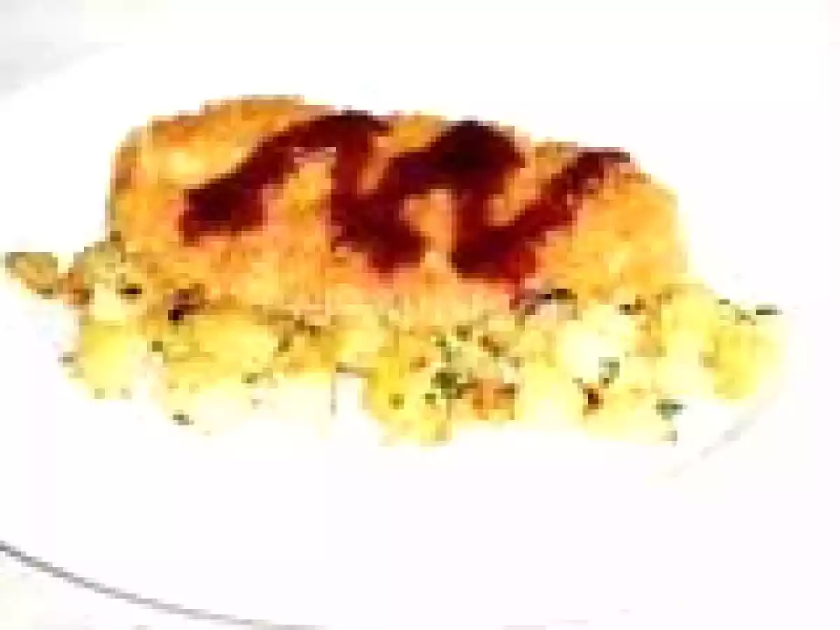 Chicken katsu cu garnitura de cartofi cu susan si salata de castraveti