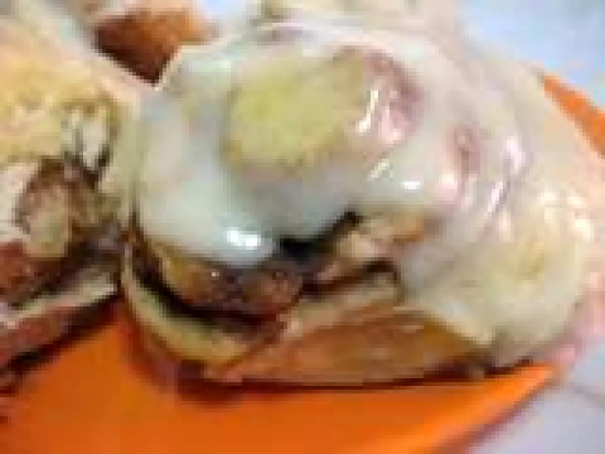 Melci cu scortisoara si glazura din branza