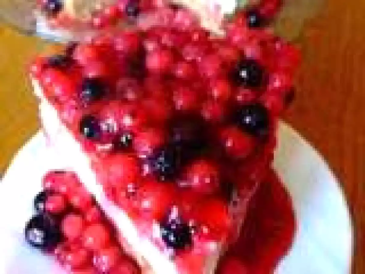 TORT DE BRANZA CU BISCUITI SI FRUCTE