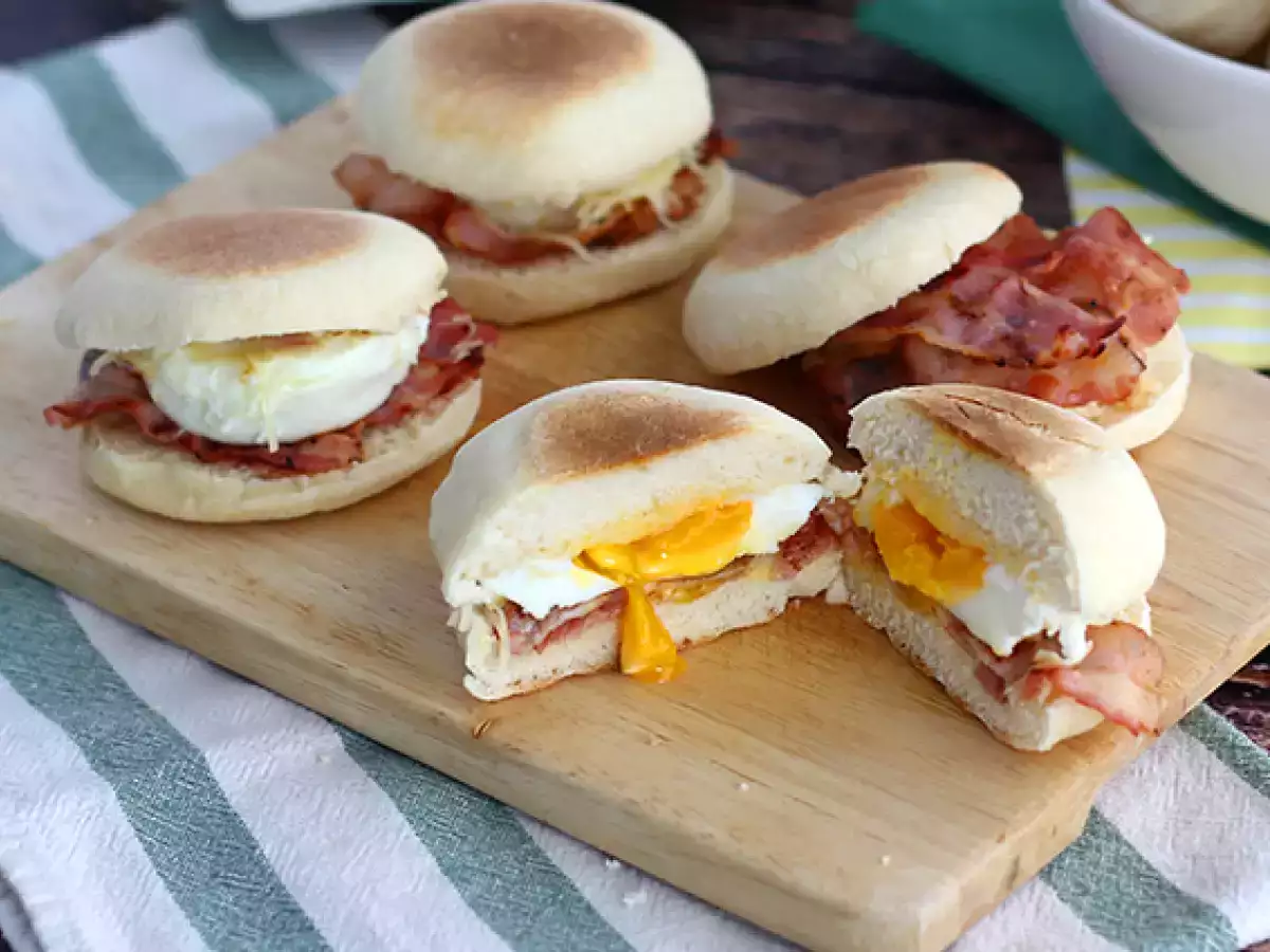 Rețetă Briose englezesti cu ou si bacon