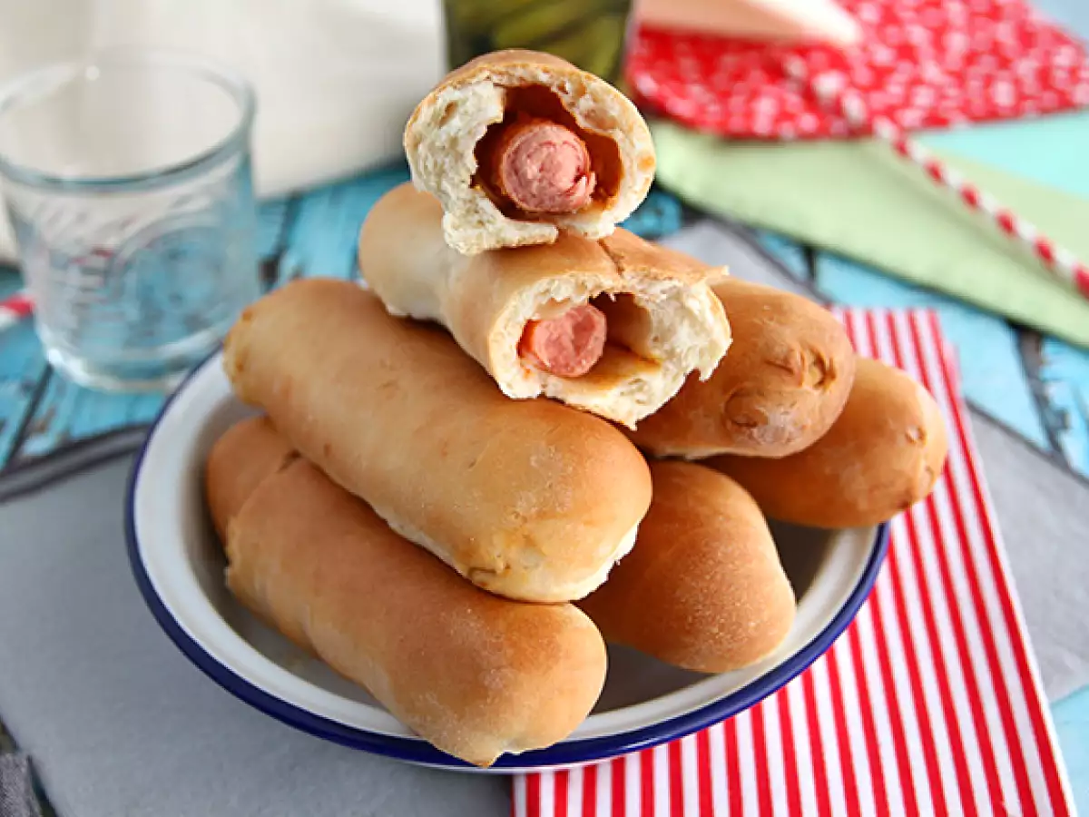 Rețetă Cârnăciori în aluat foietaj spiralat – gustare rapidă și delicioasă