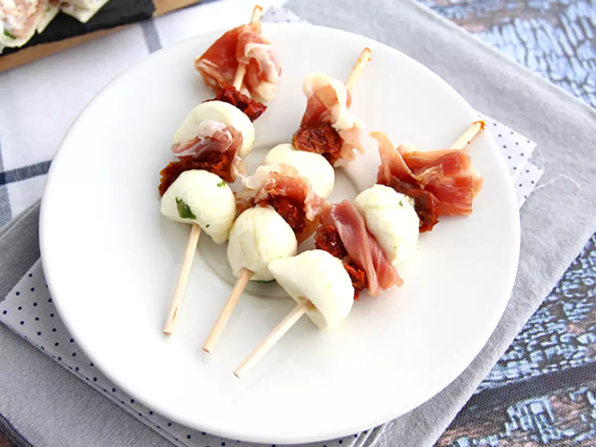 Rețetă Frigarui apertiv cu mozzarella, prosciutto si rosii uscate