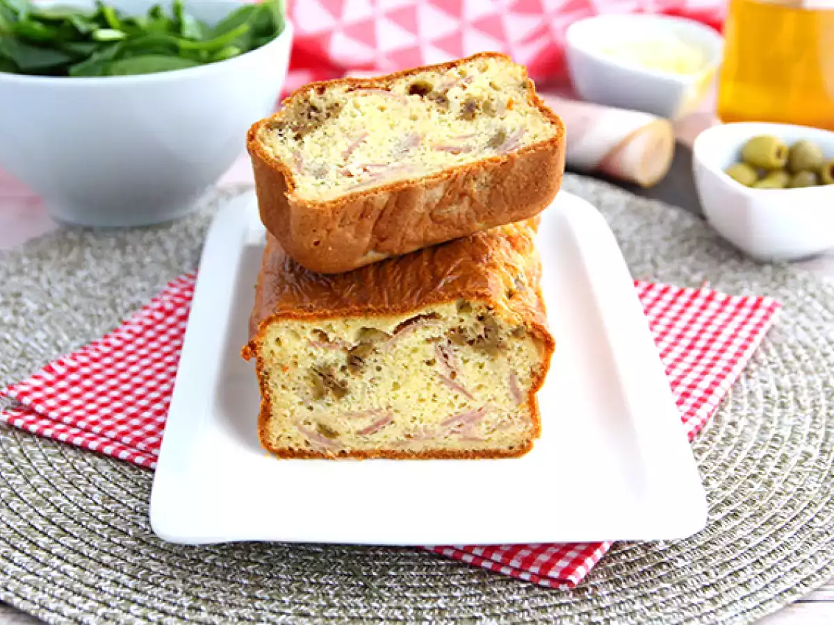 Rețetă Chec aperitiv cu sunca, masline si cascaval