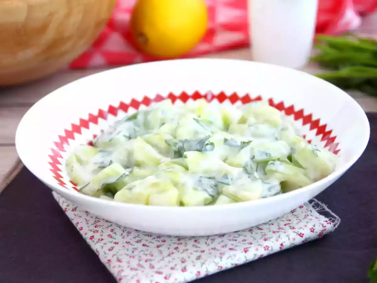 Rețetă Salata de castraveti cu sos de iaurt