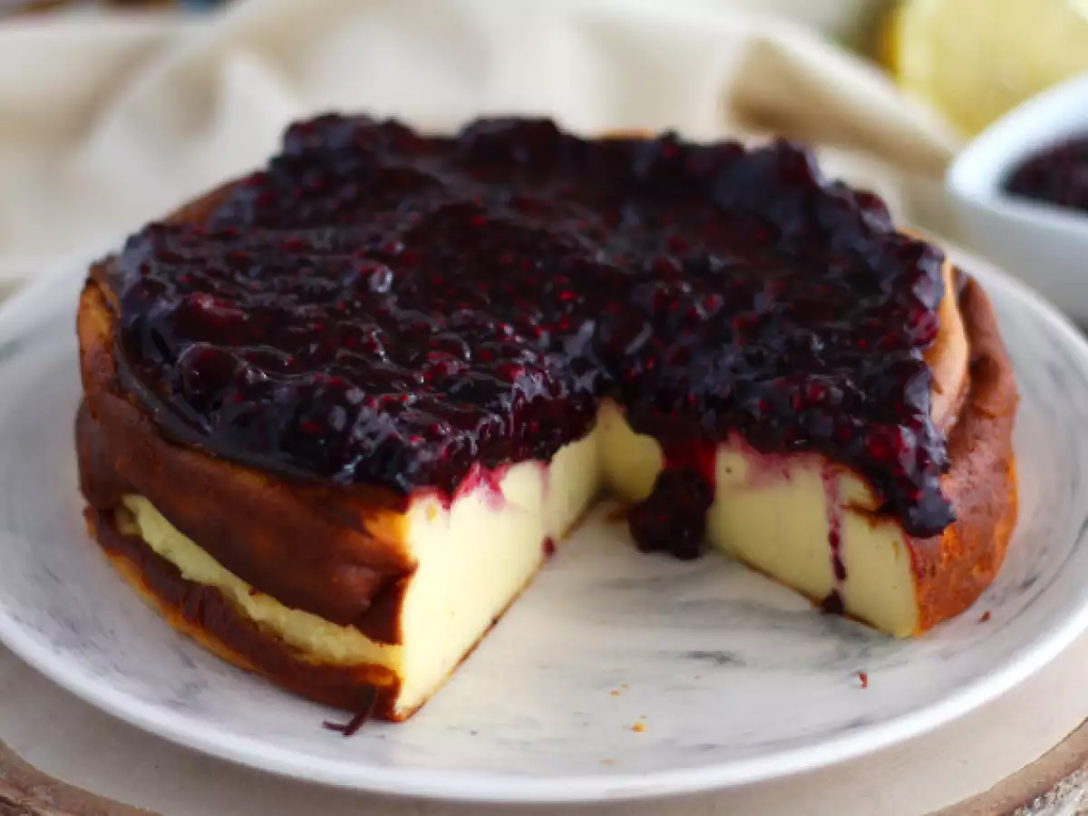 Rețetă Cheesecake cu lapte condensat indulcit si gem de fructe rosii