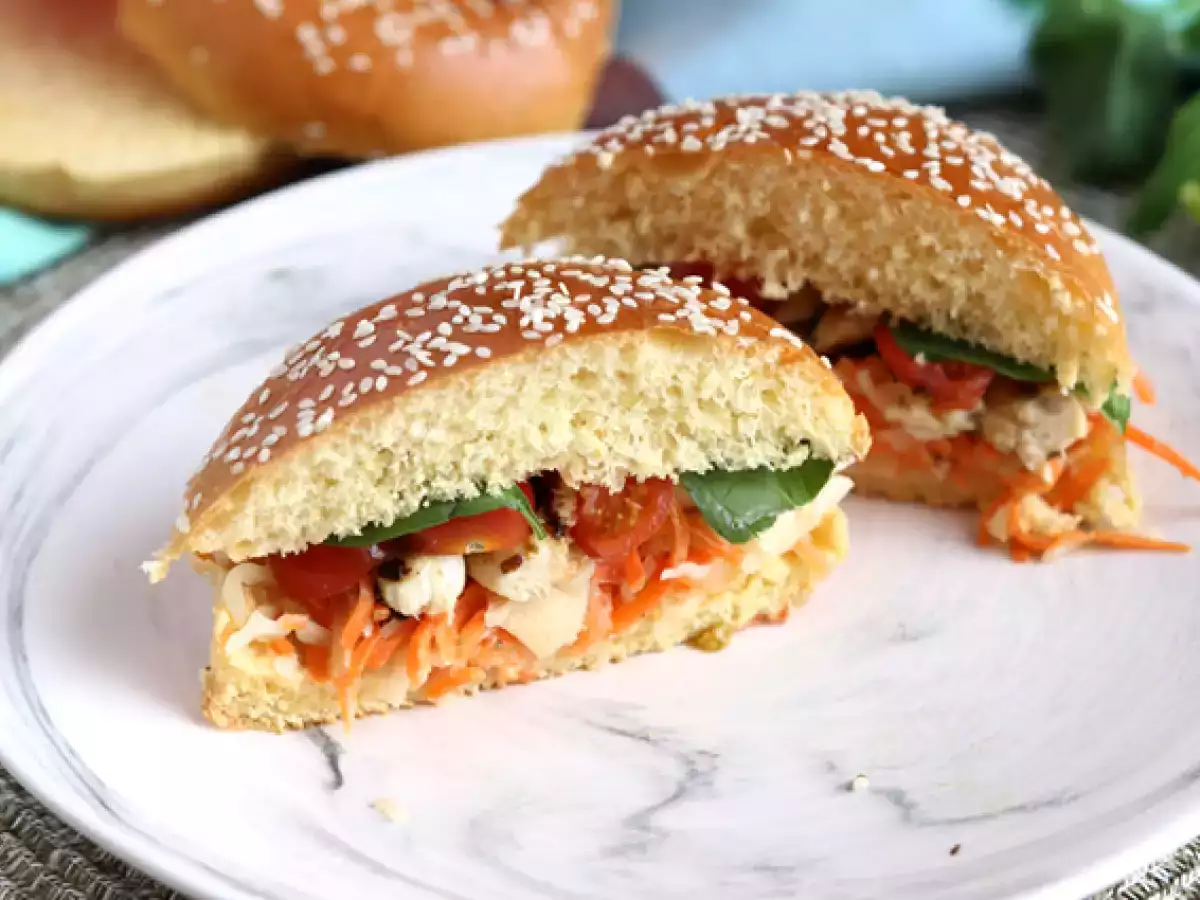 Rețetă Sandwich cu pui marinat, salata de varza, rosii, busuioc