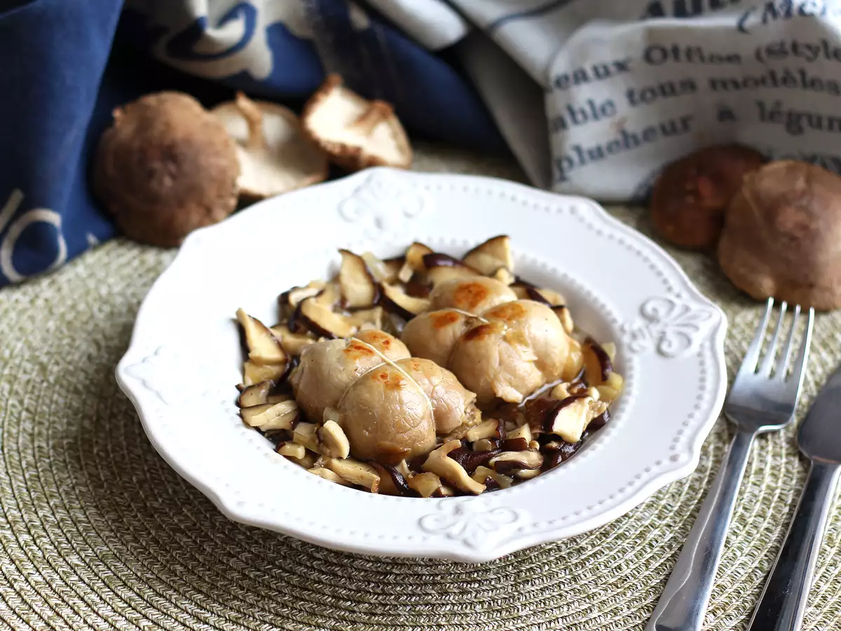 Rețetă Rulouri din carne porc cu sos de ciuperci