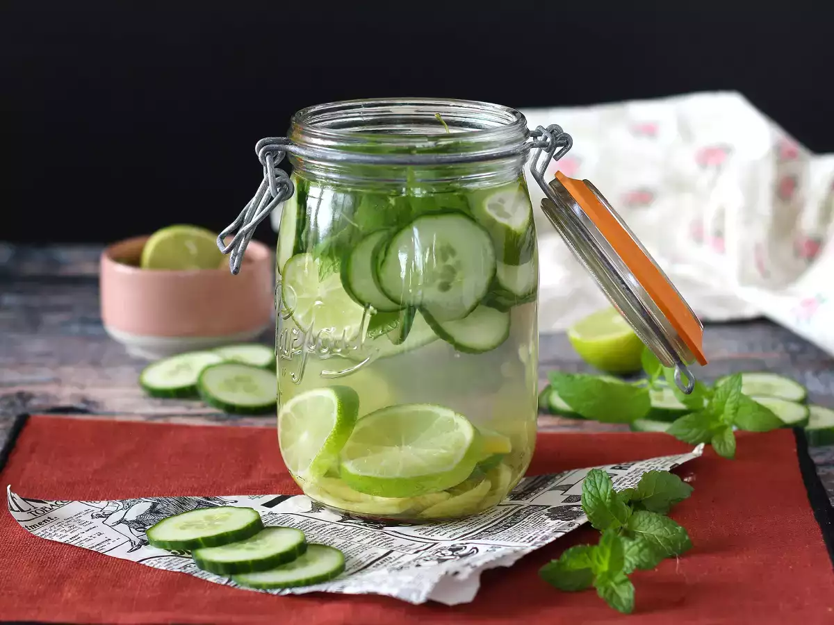 Rețetă Apă aromată cu castraveți, lime, mentă și ghimbir