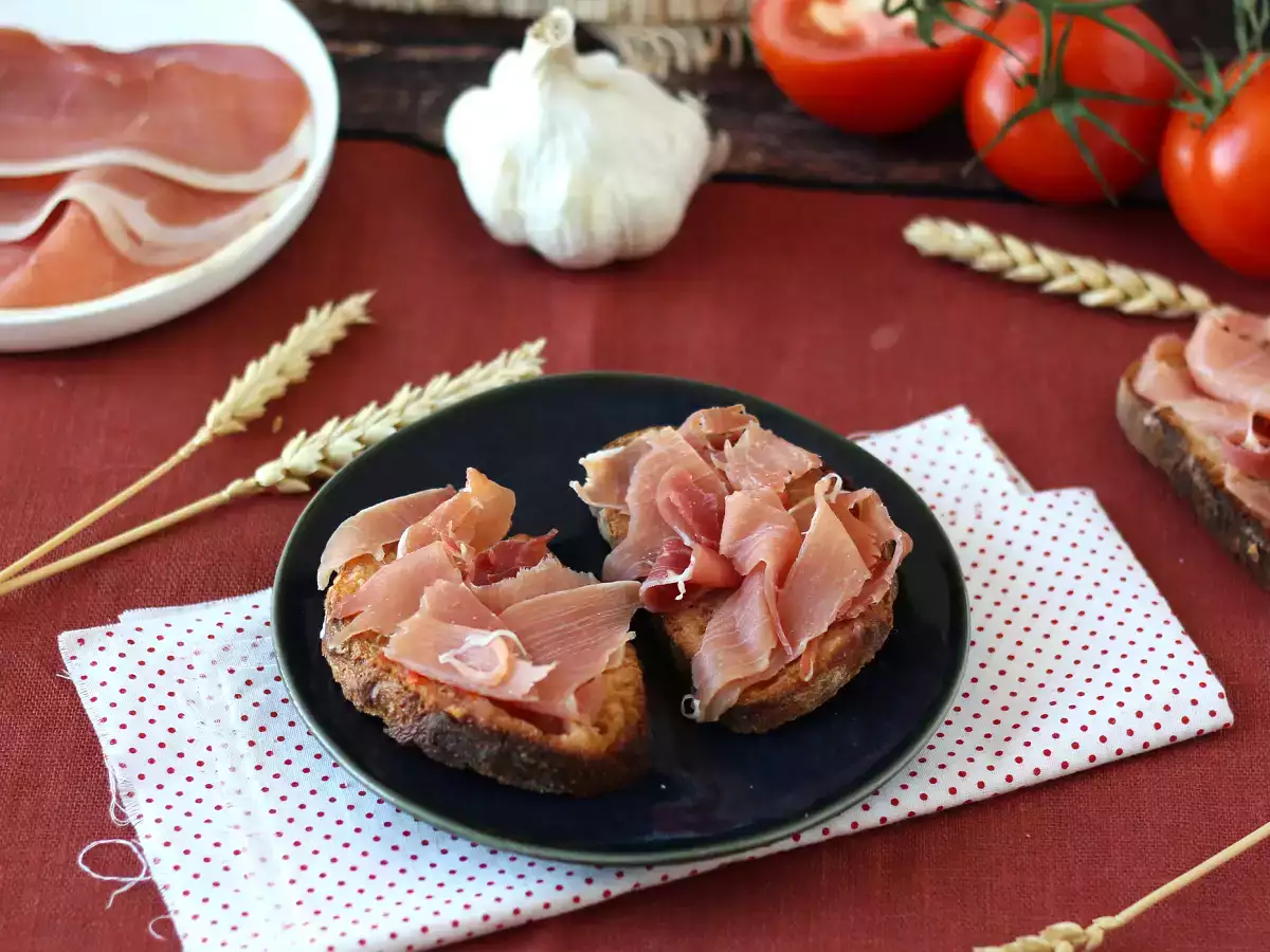 Rețetă Tartine cu tomate și jambon serrano