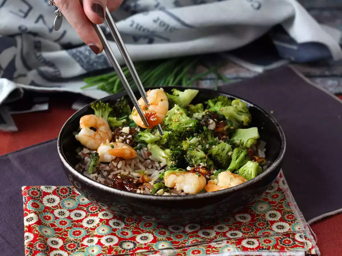 Rețetă Broccoli și creveți cu sos coreean picant - o masă simplă, echilibrată și condimentată