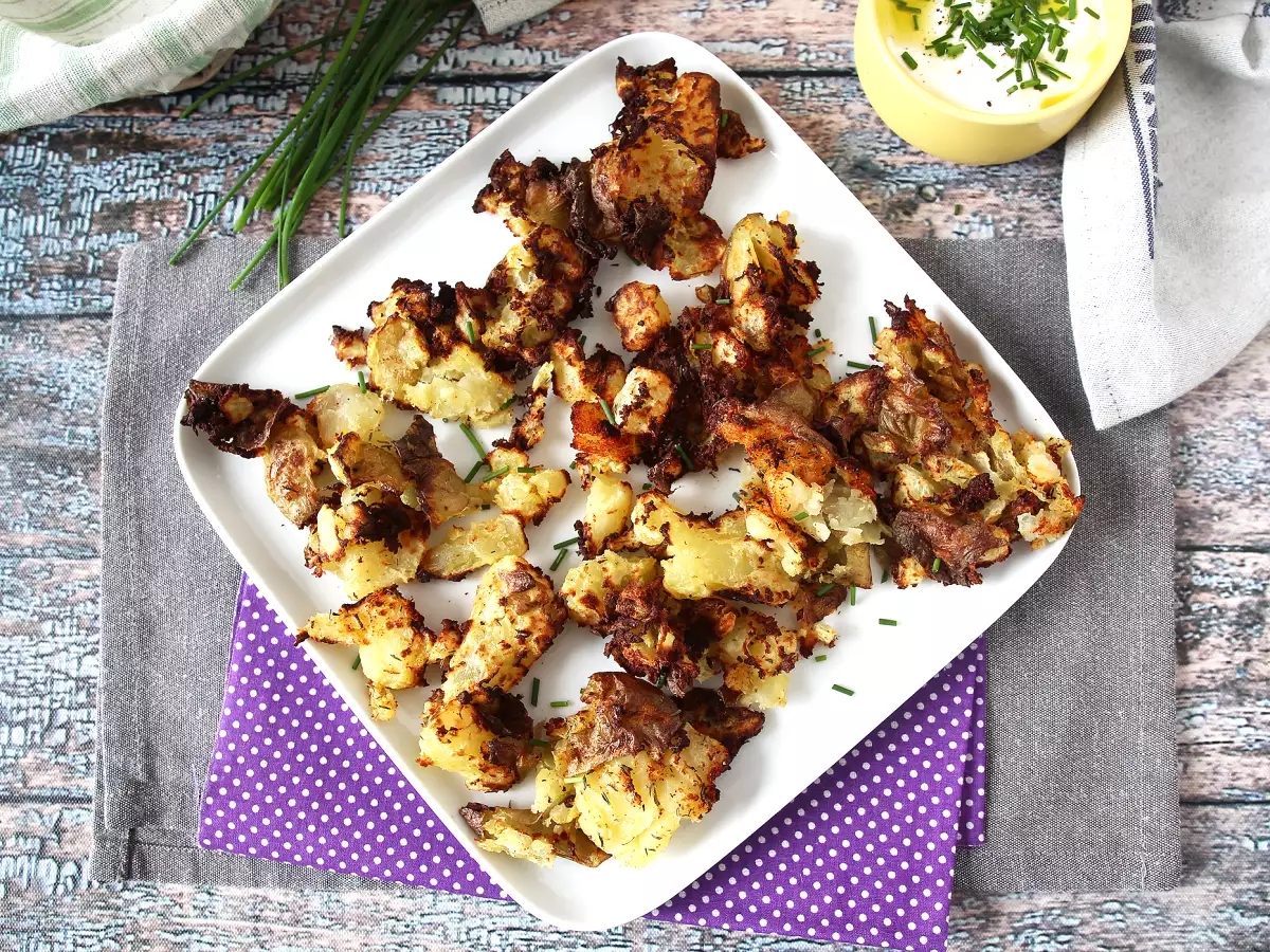 Rețetă Cartofi zdrobiți în air fryer, garnitura ultra crocantă!