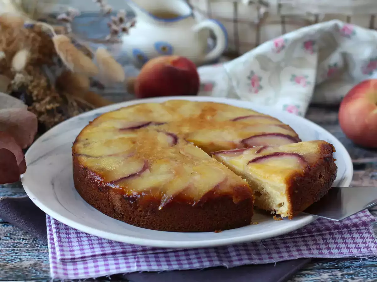 Rețetă Tartă răsturnată cu piersici, unt topit și caramelizat
