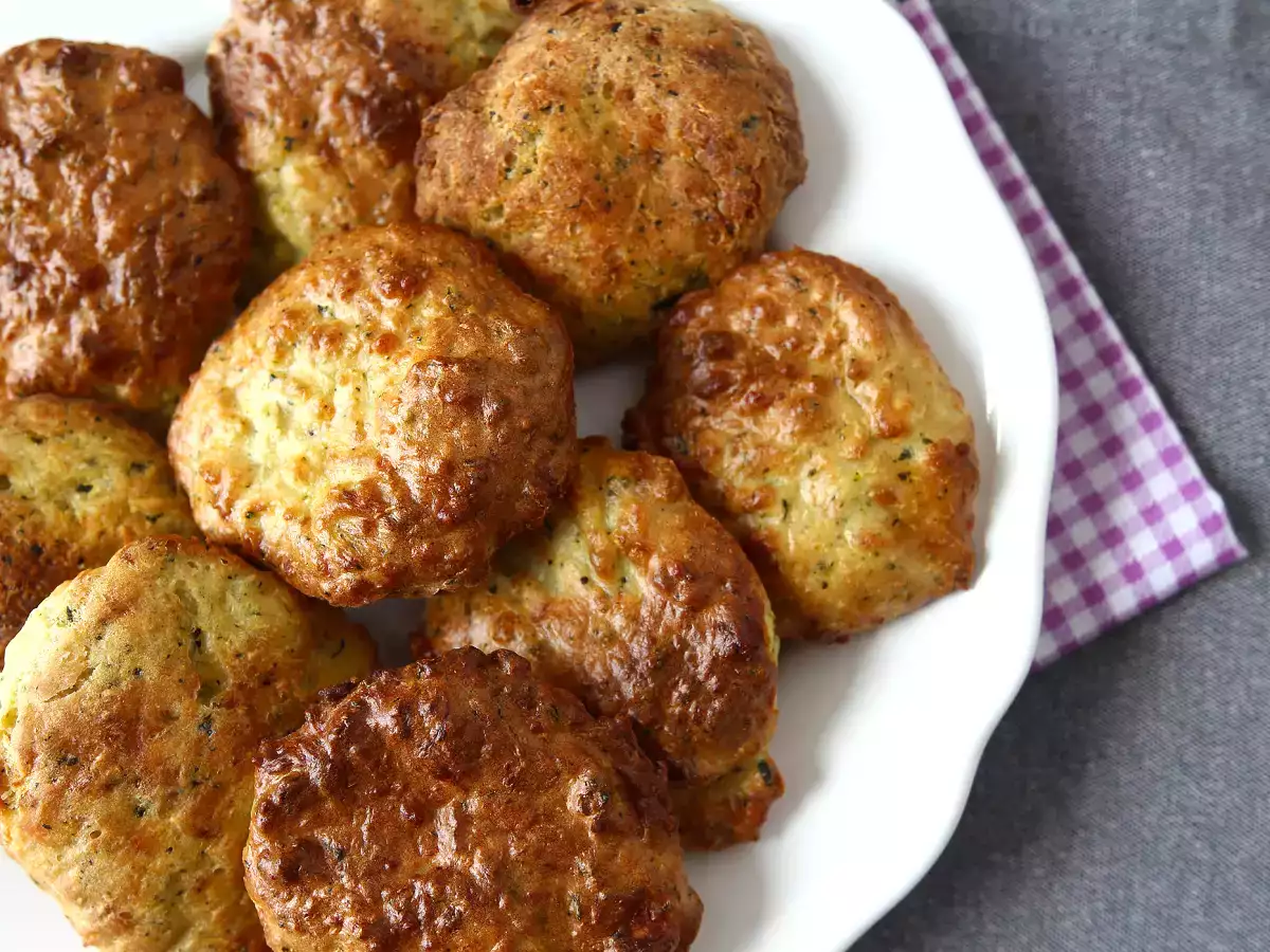Rețetă Chifteluțe din dovlecel cu sos de iaurt și feta la air fryer