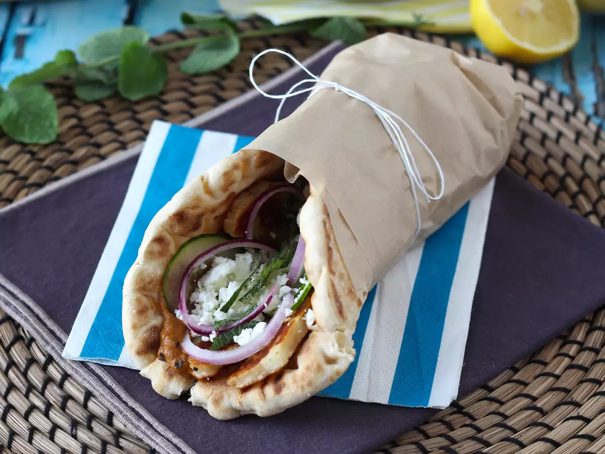 Rețetă Gyros cu halloumi, o versiune vegetariană a sandwich-ului grecesc!