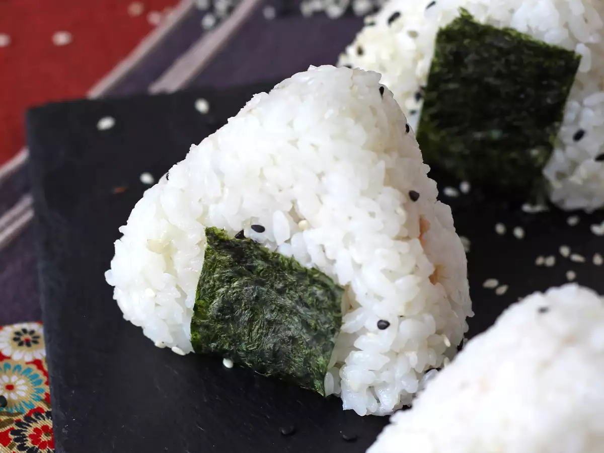 Rețetă Ton onigiri, micul sandviș japonez triunghiular din orez - おにぎり