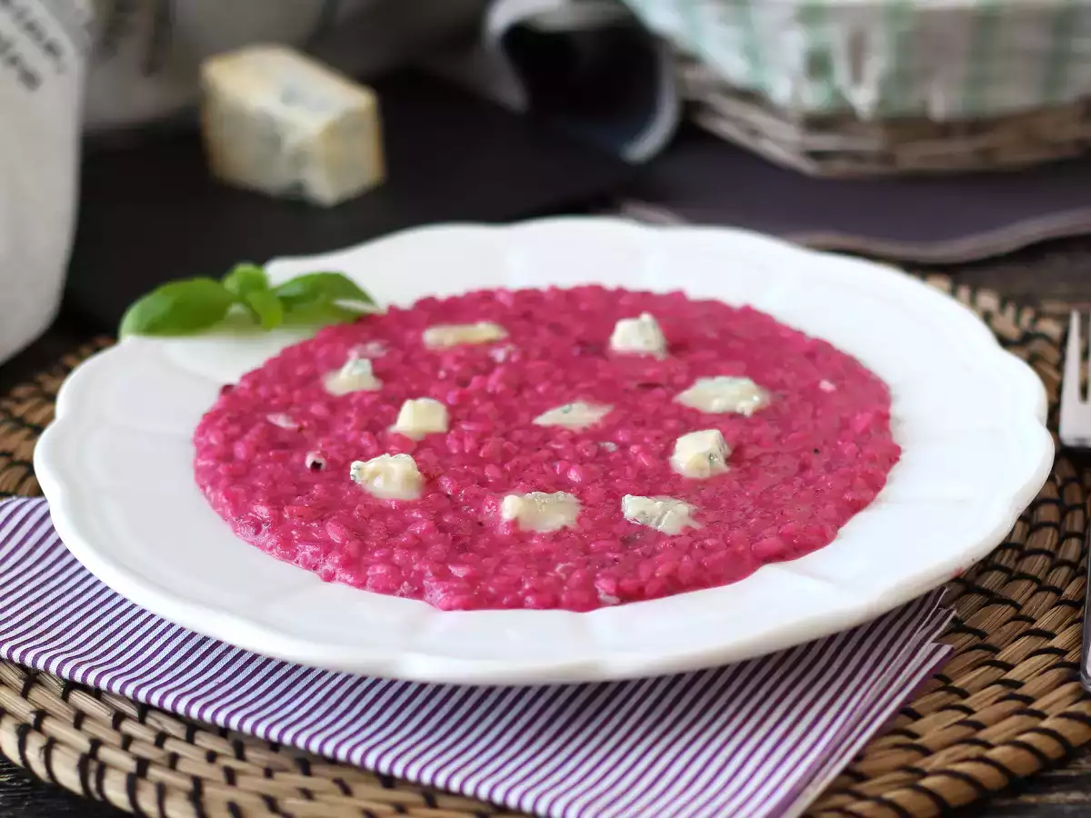 Rețetă Risotto cu sfeclă roșie și gorgonzola: o explozie de culoare și arome intense