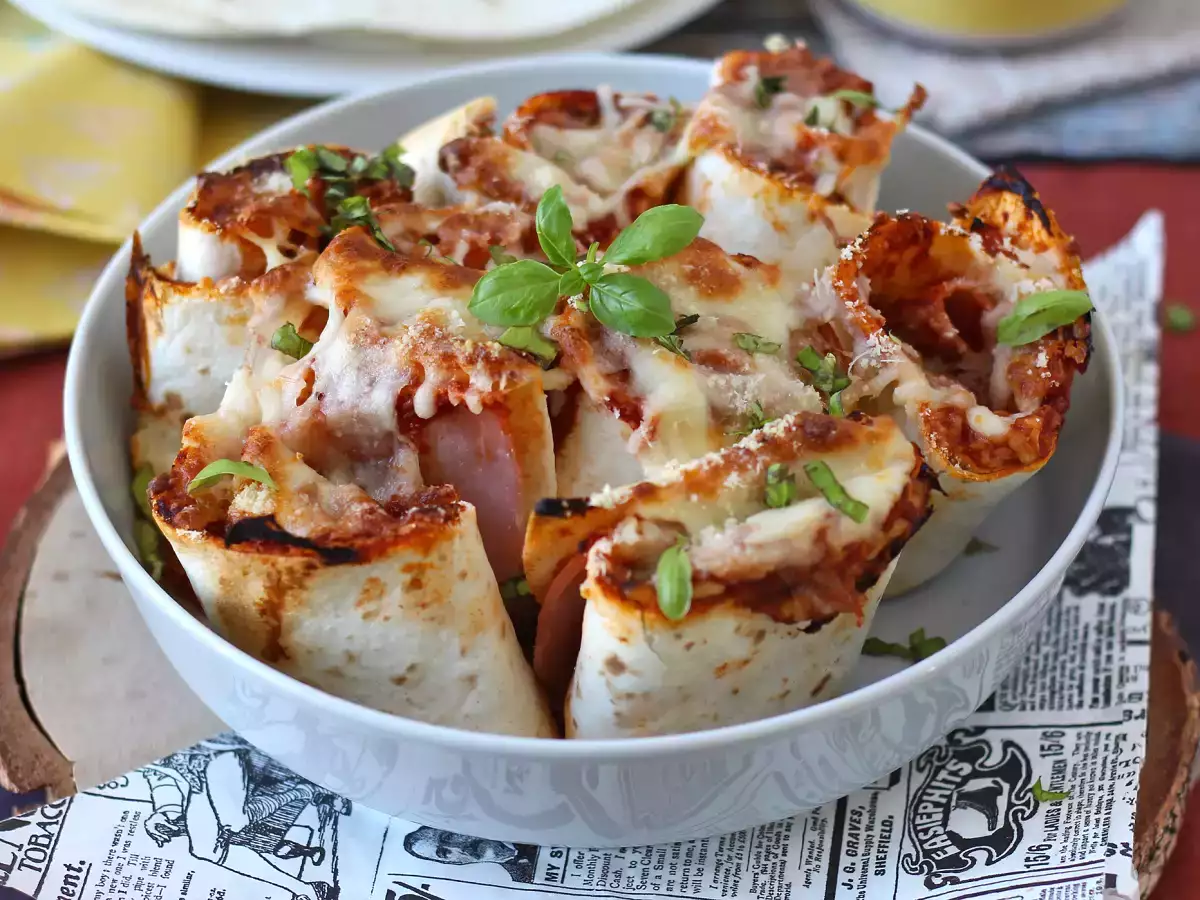 Rețetă Ce să faci cu tortilla - rulou cu aromă de pizza!