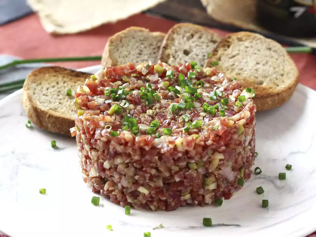 Rețetă Tartar de fuet: o versiune expresă a clasicului steak tartar