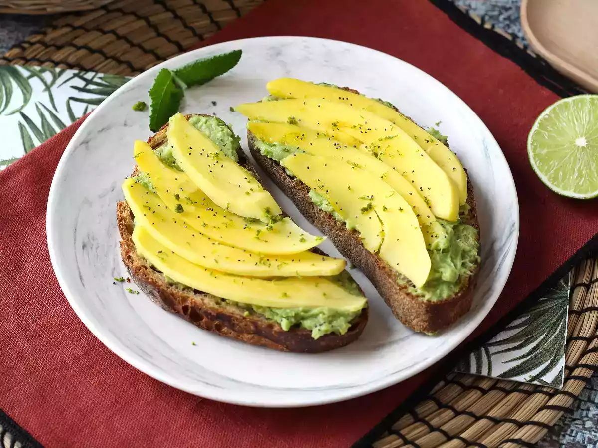 Rețetă Avocado toast cu mango și lime: o rețetă proaspătă, rapidă și gustoasă