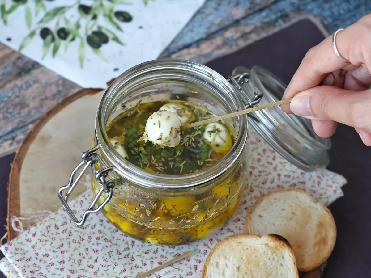 Rețetă Bile de mozzarella marinate pentru aperitiv sau salată!
