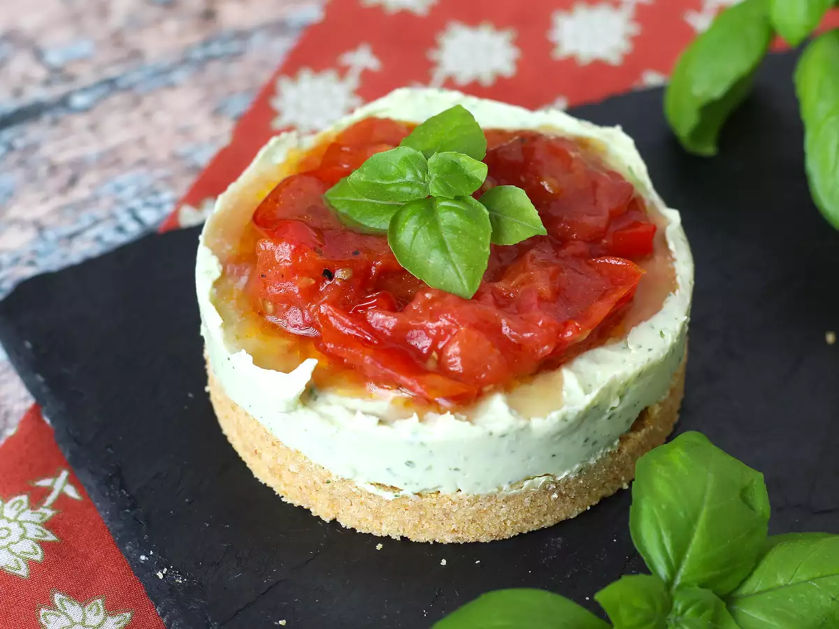 Rețetă Cheesecake sărat - monoporție cu busuioc și roșii cherry