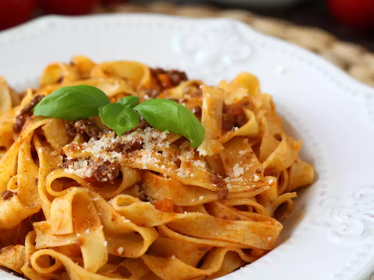Rețetă Paste cu sos bolognez - tagliatelle al ragù alla bolognese