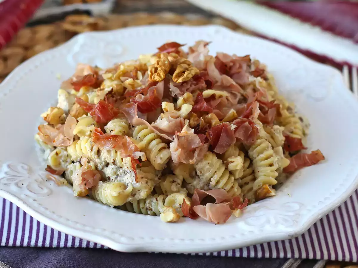 Rețetă Paste cremoase cu radicchio, bacon crocant și nuci: rețetă rapidă și irezistibilă