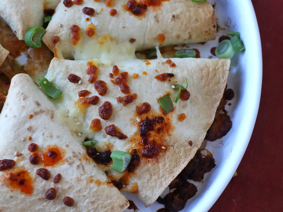 Rețetă Tortillas coapte la cuptor cu quesadillas și umplutură de carne de vită picantă