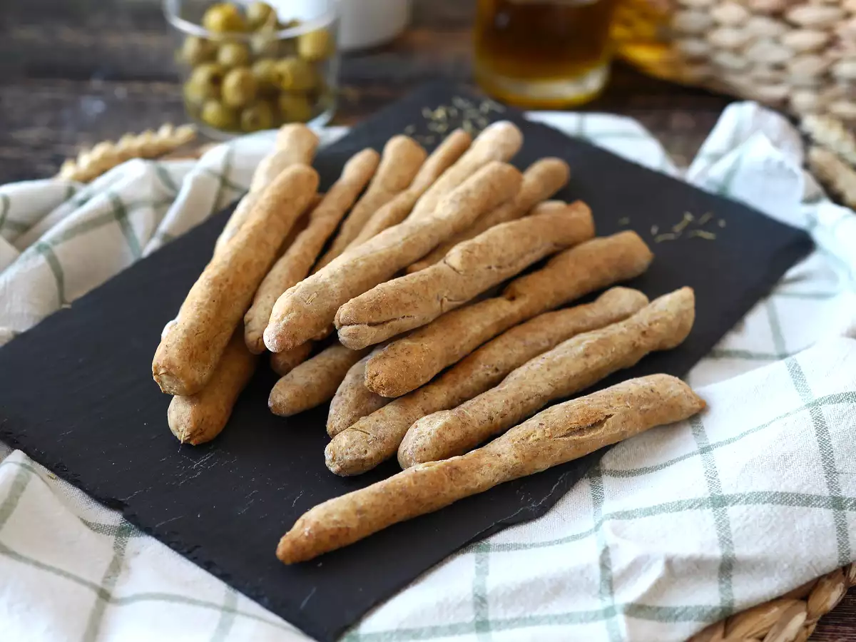 Rețetă Grisine de casă cu plante aromatice: ușor de făcut și super crocante!