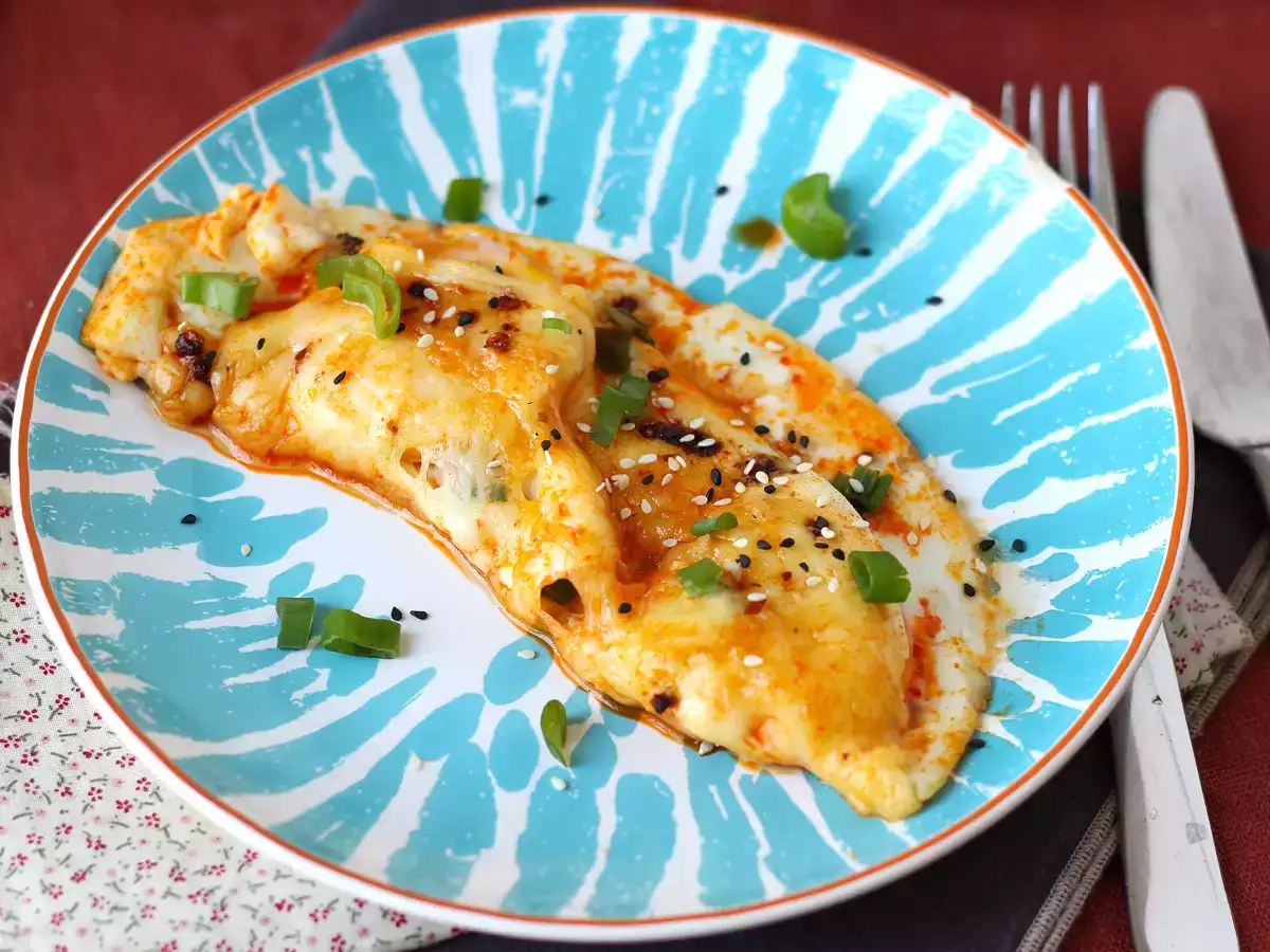 Rețetă Ouă prăjite cu miere și mozzarella, micul dejun expres dulce, sărat și picant!