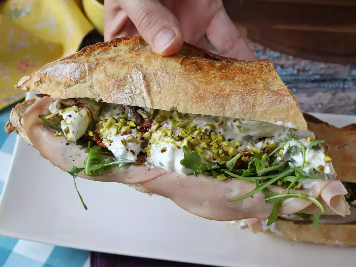 Rețetă Sandwich italian gourmet cu mortadella și brânză burrata