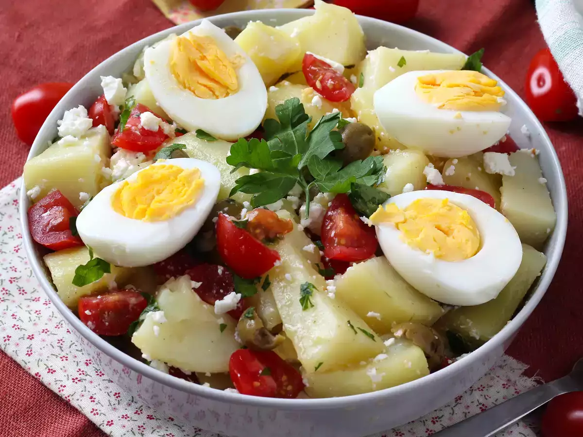 Rețetă Salată de cartofi cu brânză feta, ouă și roșii cherry