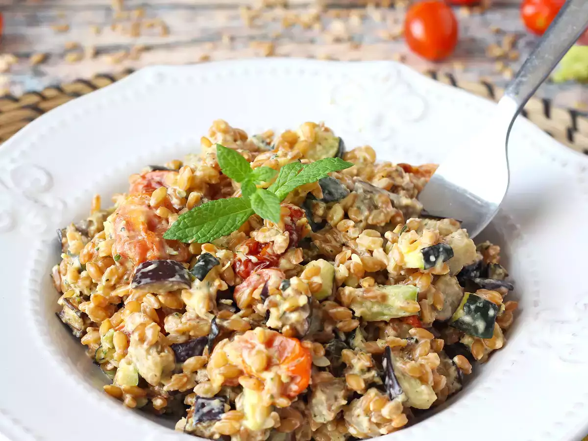 Rețetă Salată cremoasă de spelt cu dovlecei, vinete și roșii cherry