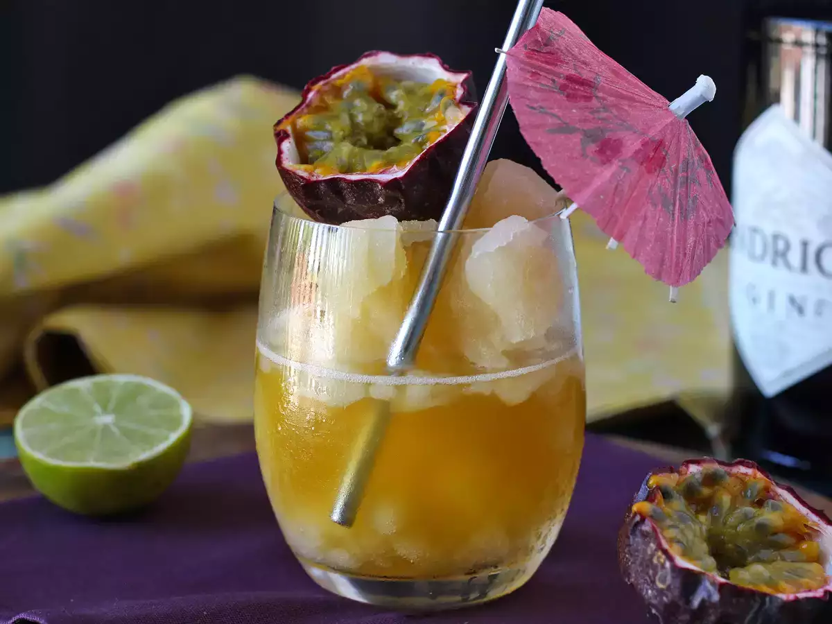 Rețetă Cocktail cu granita de gin și fructul pasiunii, băutura răcoritoare a verii!