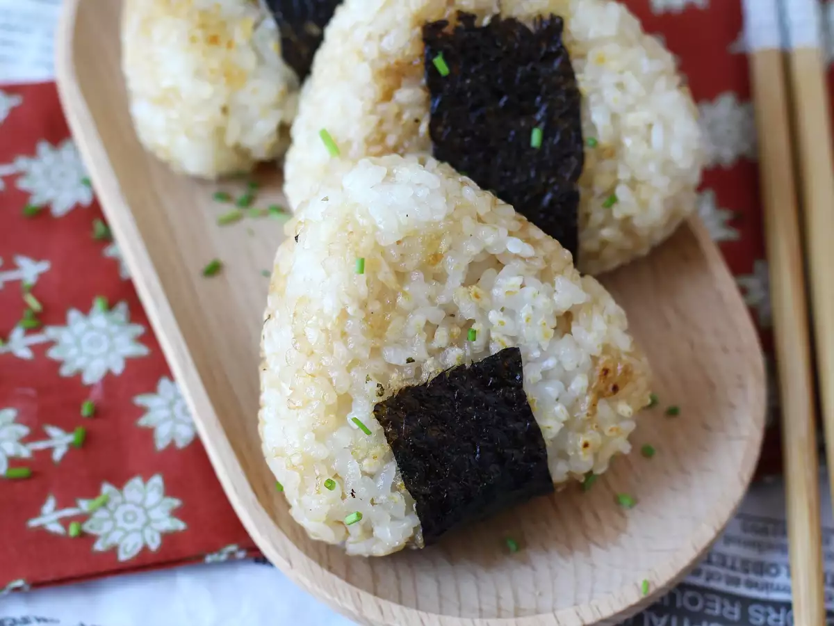 Rețetă Onigiri prăjite, umplute cu brânză topită: o să le devorați!
