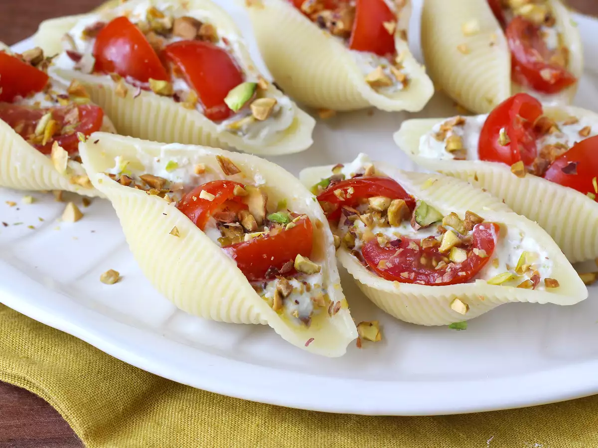 Rețetă Conchiglioni umpluți, serviți reci, cu stracciatella, fistic, roșii cherry și lămâie