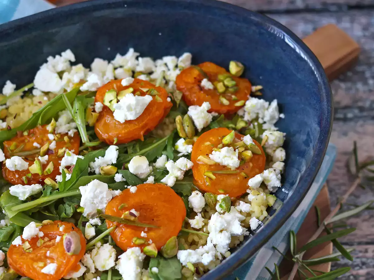 Rețetă Salată de cușcuș perlat, caise coapte, brânză feta și rucola