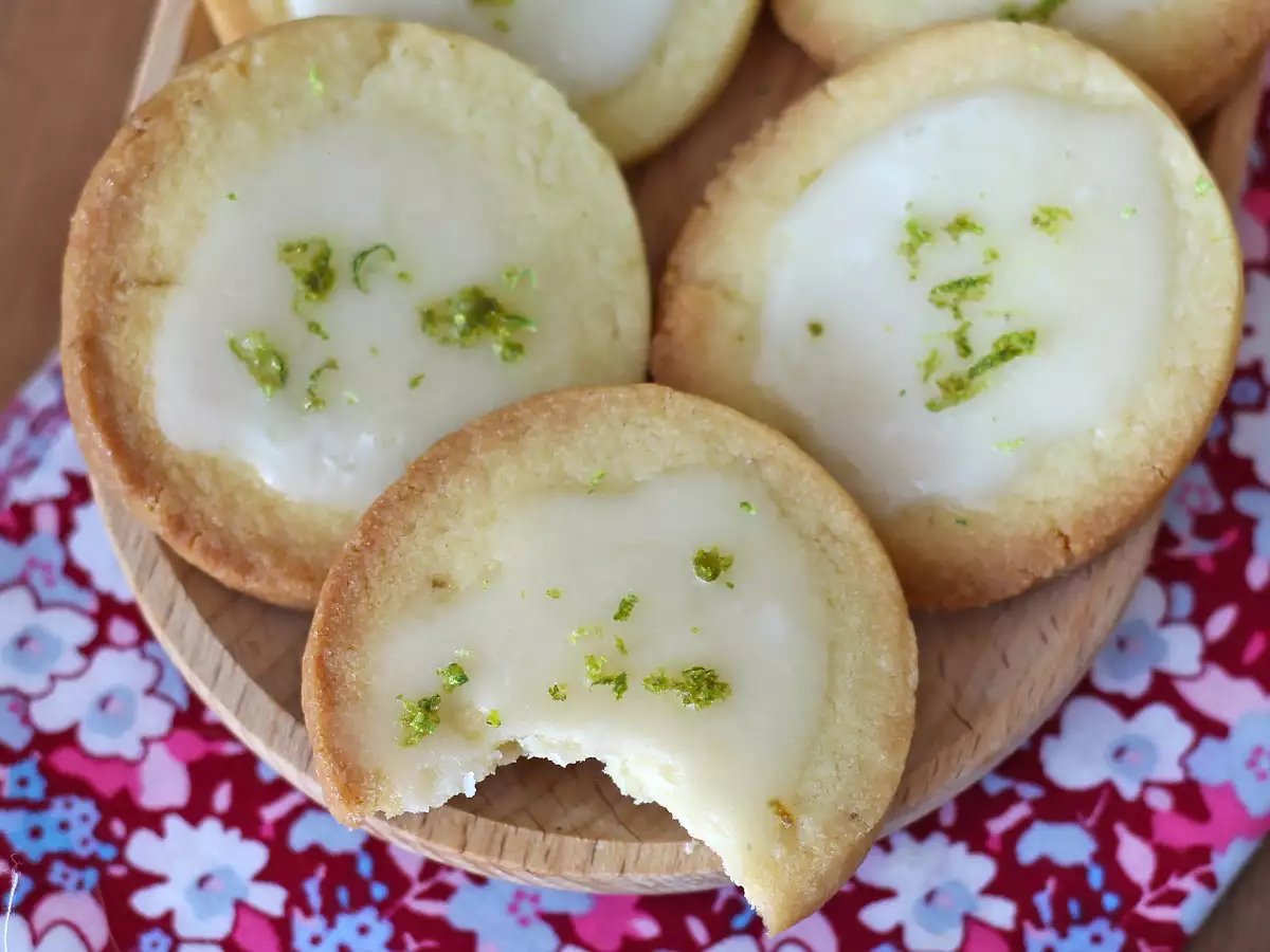 Rețetă Biscuiți cu unt și lămâie verde, acoperiți cu glazură