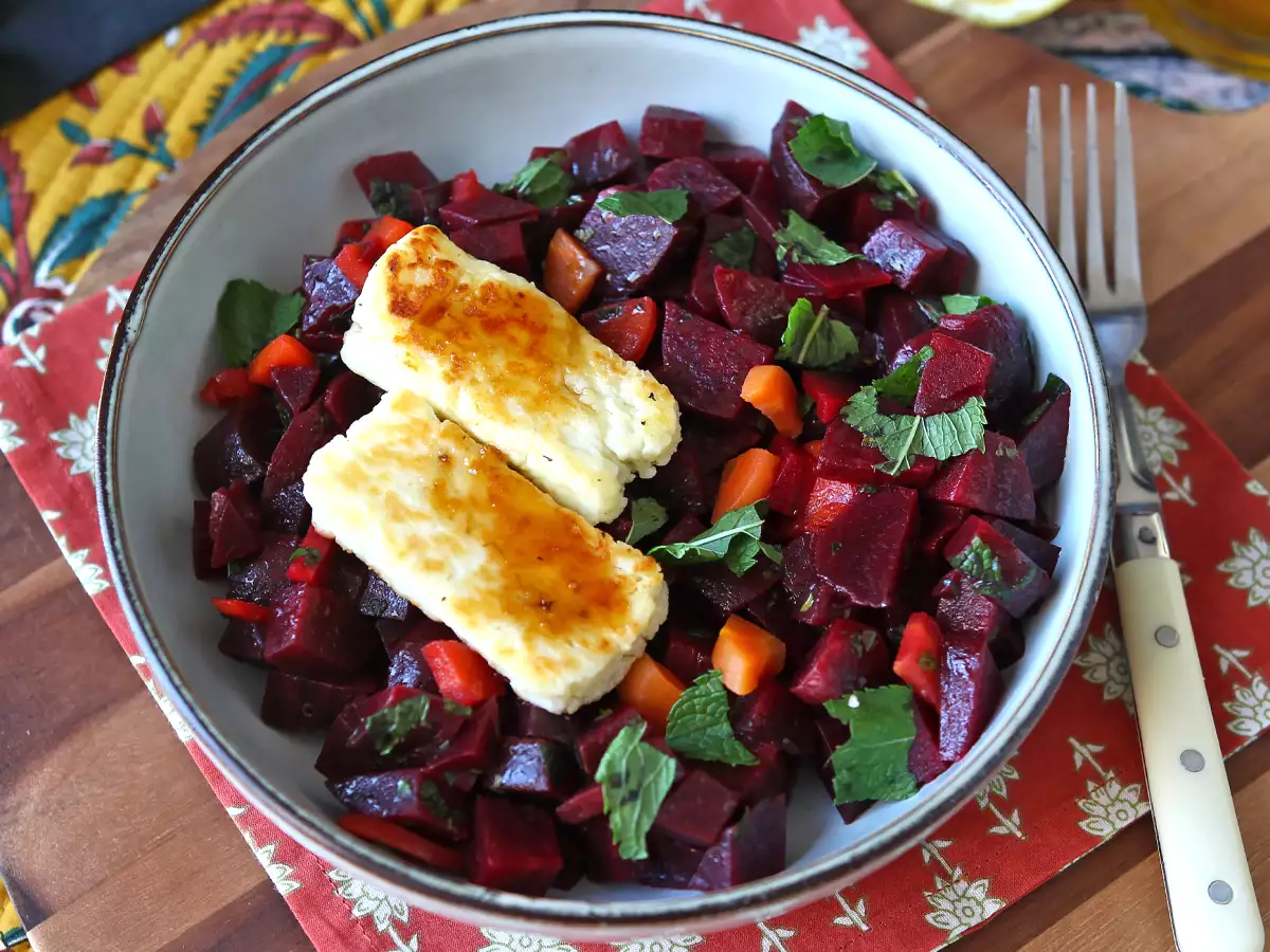 Rețetă Salată de sfeclă cu halloumi la grătar