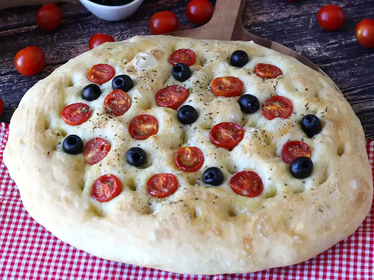 Rețetă Focaccia groasă și pufoasă cu roșii cherry, măsline și oregano
