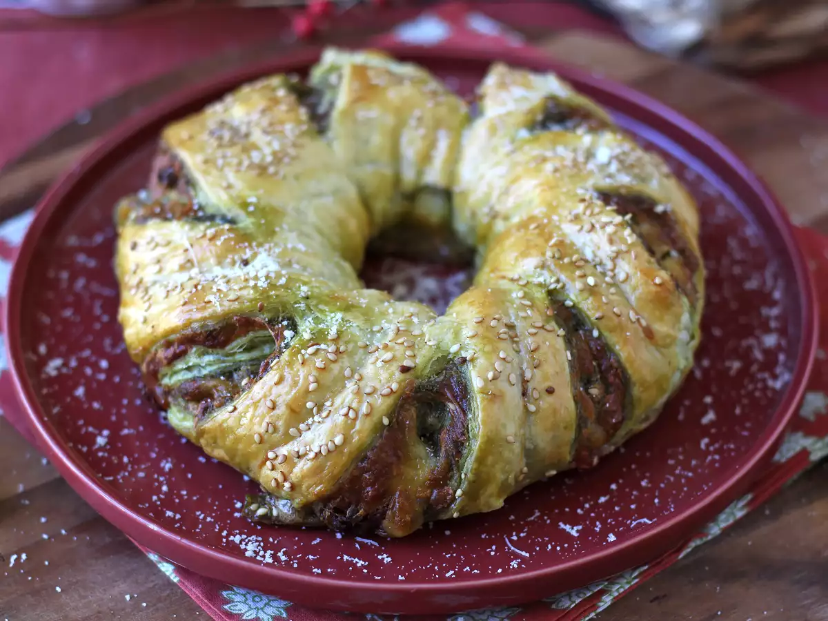 Rețetă Coroană din aluat foietaj cu pesto, mozzarella și roșii uscate