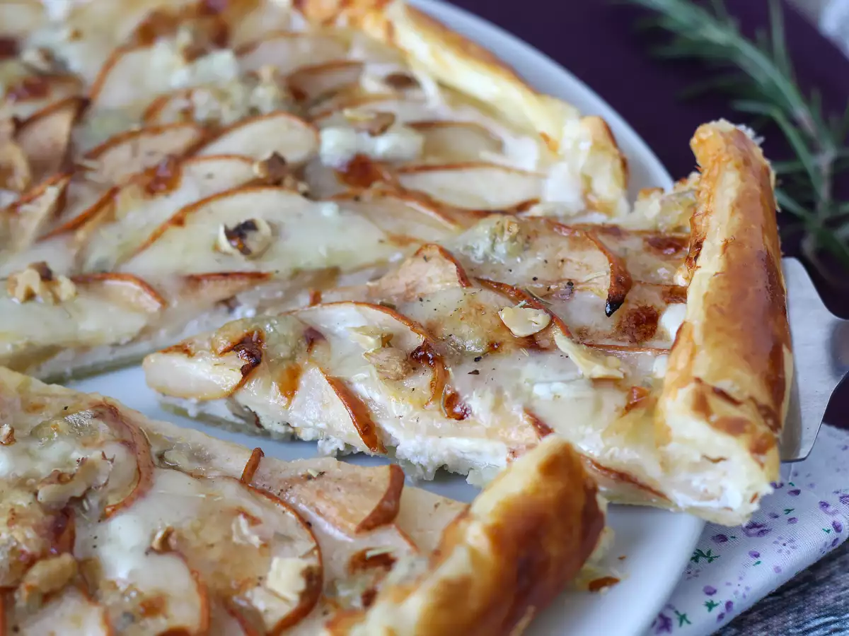 Rețetă Tartă cu pere, gorgonzola și nuci
